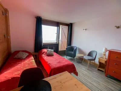 Un ou plusieurs lits dans un hébergement de l'établissement Studio rénové Proche des pistes et des commerces Balcon avec vue montagne - FR-1-502-431