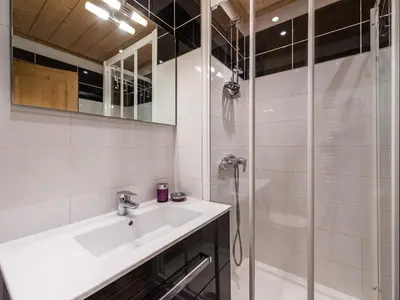 Salle de bains dans l'établissement Studio rénové Proche des pistes et des commerces Balcon avec vue montagne - FR-1-502-431