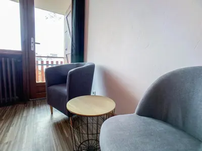 Coin salon dans l'établissement Studio rénové Proche des pistes et des commerces Balcon avec vue montagne - FR-1-502-431
