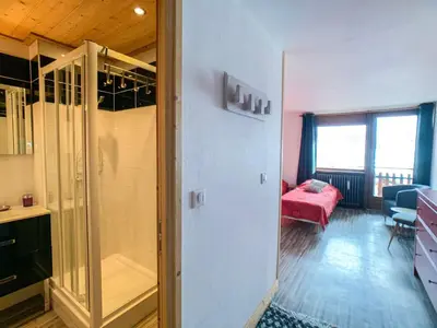 Coin salon dans l'établissement Studio rénové Proche des pistes et des commerces Balcon avec vue montagne - FR-1-502-431