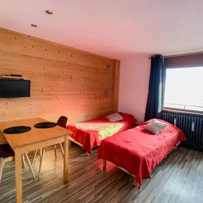 Studio rénové Proche des pistes et des commerces Balcon avec vue montagne - FR-1-502-431