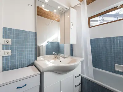 Salle de bains dans l'établissement Appartement lumineux au pied des pistes avec balcon à Tignes - FR-1-502-438