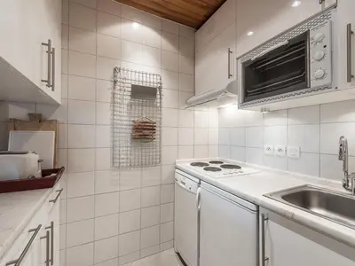 Cuisine ou kitchenette dans l'établissement Appartement lumineux au pied des pistes avec balcon à Tignes - FR-1-502-438