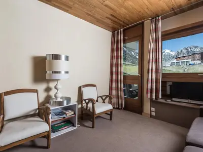 Télévision ou salle de divertissement dans l'établissement Appartement lumineux au pied des pistes avec balcon à Tignes - FR-1-502-438
