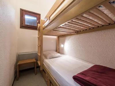 Un ou plusieurs lits dans un hébergement de l'établissement Studio cabine 4 pers · Proche pistes · Balcon - FR-1-502-428