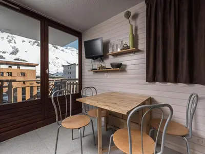 Télévision ou salle de divertissement dans l'établissement Studio cabine 4 pers · Proche pistes · Balcon - FR-1-502-428