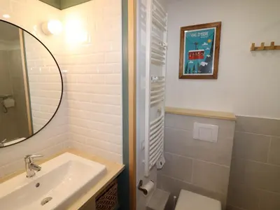 Salle de bains dans l'établissement Studio rénové avec balcon, proche des pistes à Tignes, WiFi inclus - FR-1-502-435