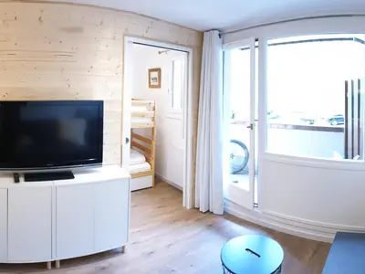 Télévision ou salle de divertissement dans l'établissement Studio rénové avec balcon, proche des pistes à Tignes, WiFi inclus - FR-1-502-435