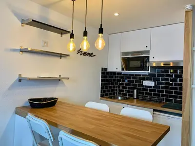 Cuisine ou kitchenette dans l'établissement Studio rénové avec balcon, proche des pistes à Tignes, WiFi inclus - FR-1-502-435