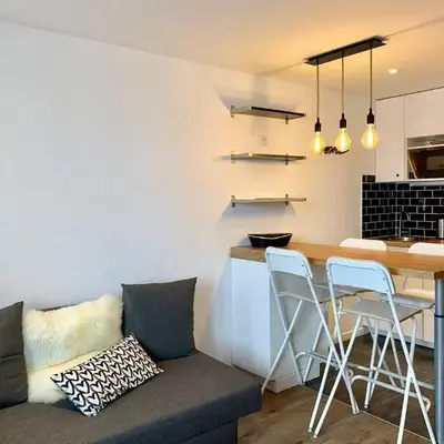 Studio rénové avec balcon