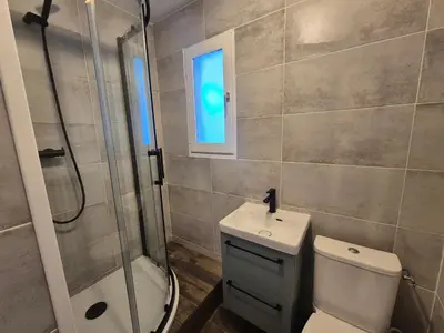 Salle de bains dans l'établissement Studio lumineux proche pistes & commerces, balcon - FR-1-502-439