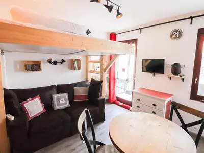 Télévision ou salle de divertissement dans l'établissement Studio lumineux proche pistes & commerces, balcon - FR-1-502-439