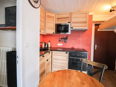 Cuisine ou kitchenette dans l'établissement Studio lumineux proche pistes & commerces, balcon - FR-1-502-439