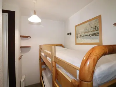 Un ou plusieurs lits dans un hébergement de l'établissement Studio rénové proche pistes et commerces avec balcon - FR-1-502-425