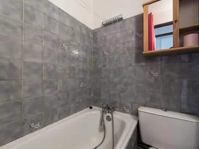 Salle de bains dans l'établissement Studio rénové proche pistes et commerces avec balcon - FR-1-502-425