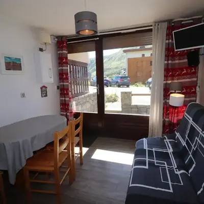 Studio rénové proche pistes et commerces avec balcon - FR-1-502-425