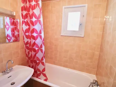 Salle de bains dans l'établissement Studio Fonctionnel Proche Pistes avec Balcon - FR-1-502-444