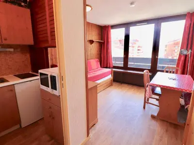 Cuisine ou kitchenette dans l'établissement Studio Fonctionnel Proche Pistes avec Balcon - FR-1-502-444