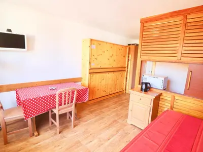 Cuisine ou kitchenette dans l'établissement Studio Fonctionnel Proche Pistes avec Balcon - FR-1-502-444
