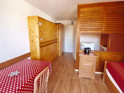Cuisine ou kitchenette dans l'établissement Studio Fonctionnel Proche Pistes avec Balcon - FR-1-502-444