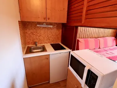 Cuisine ou kitchenette dans l'établissement Studio Fonctionnel Proche Pistes avec Balcon - FR-1-502-444