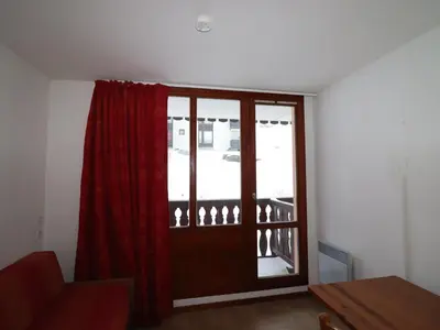 Coin salon dans l'établissement Studio ski aux pieds avec balcon et animaux admis - FR-1-502-441