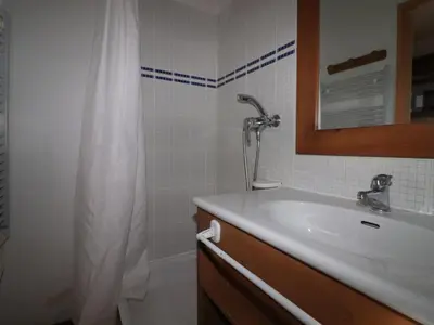 Salle de bains dans l'établissement Studio ski aux pieds avec balcon et animaux admis - FR-1-502-441