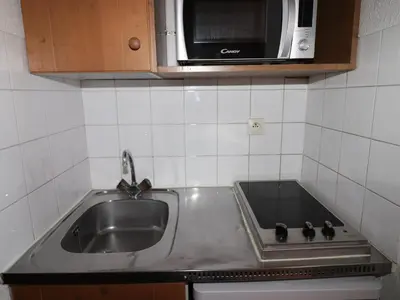 Cuisine ou kitchenette dans l'établissement Studio ski aux pieds avec balcon et animaux admis - FR-1-502-441