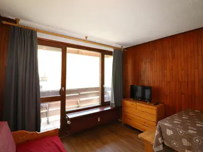 Télévision ou salle de divertissement dans l'établissement Studio lumineux & fonctionnel proche pistes et commerces - Balcon - Animaux acceptés - FR-1-502-447