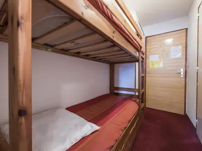 Un ou plusieurs lits dans un hébergement de l'établissement Studio avec balcon - Près des pistes, animaux admis - FR-1-502-454