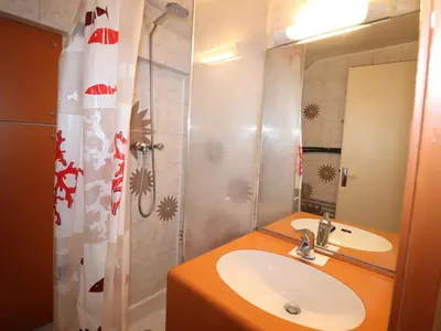 Salle de bains dans l'établissement Studette au cœur de Tignes Le Lac, animaux admis - FR-1-502-455
