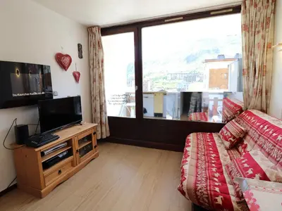Télévision ou salle de divertissement dans l'établissement Studio Cabine à Tignes Le Lac avec Balcon et Casier à Skis - FR-1-502-452