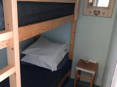 Un ou plusieurs lits dans un hébergement de l'établissement Studio Cabine à Tignes Le Lac avec Balcon et Casier à Skis - FR-1-502-452