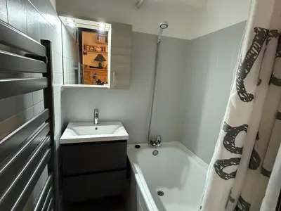 Salle de bains dans l'établissement Studio Cabine à Tignes Le Lac avec Balcon et Casier à Skis - FR-1-502-452