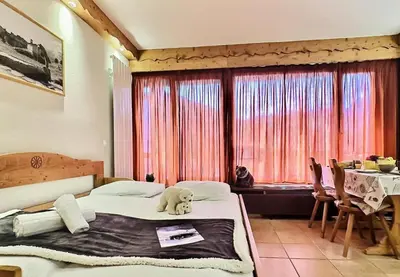 Un ou plusieurs lits dans un hébergement de l'établissement Résidence Le Bec Rouge - joli studio 4 personnes à Tignes ski aux pieds et proche des commerces dans le quartier du Lac. Situé au 6ème étage d'une grande MAE-2125