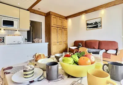 Cuisine ou kitchenette dans l'établissement Résidence Le Bec Rouge - joli studio 4 personnes à Tignes ski aux pieds et proche des commerces dans le quartier du Lac. Situé au 6ème étage d'une grande MAE-2125