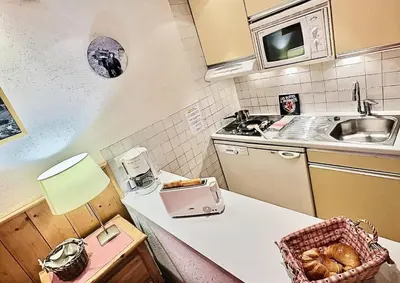 Cuisine ou kitchenette dans l'établissement Résidence Le Bec Rouge - joli studio 4 personnes à Tignes ski aux pieds et proche des commerces dans le quartier du Lac. Situé au 6ème étage d'une grande MAE-2125