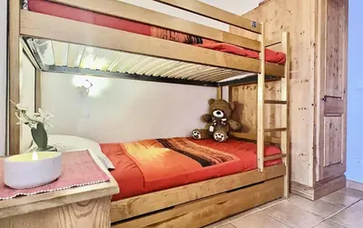 Un ou plusieurs lits dans un hébergement de l'établissement Résidence Le Bec Rouge - joli studio 4 personnes à Tignes ski aux pieds et proche des commerces dans le quartier du Lac. Situé au 6ème étage d'une grande MAE-2125
