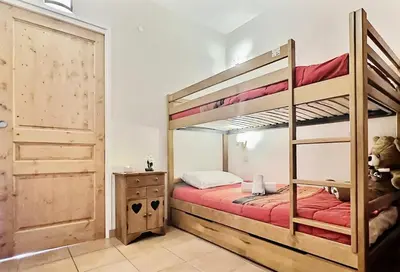 Un ou plusieurs lits dans un hébergement de l'établissement Résidence Le Bec Rouge - joli studio 4 personnes à Tignes ski aux pieds et proche des commerces dans le quartier du Lac. Situé au 6ème étage d'une grande MAE-2125