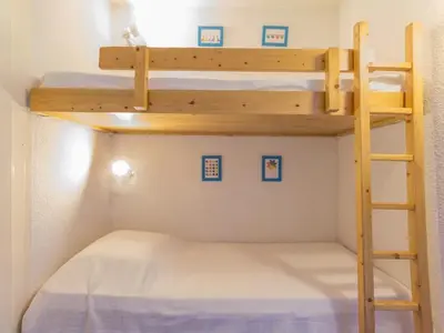 Un ou plusieurs lits dans un hébergement de l'établissement Studio cabine pour 5 pers, balcon, Les Arcs 2000 - FR-1-346-443