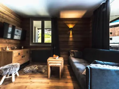 Coin salon dans l'établissement Appartement rénové, skis aux pieds, balcon, 3 pièces à Tignes - FR-1-502-358