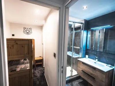 Salle de bains dans l'établissement Appartement rénové, skis aux pieds, balcon, 3 pièces à Tignes - FR-1-502-358