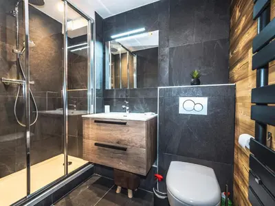 Salle de bains dans l'établissement Appartement rénové, skis aux pieds, balcon, 3 pièces à Tignes - FR-1-502-358