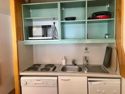 Cuisine ou kitchenette dans l'établissement Studio au ski avec balcon et WiFi gratuit - FR-1-346-481