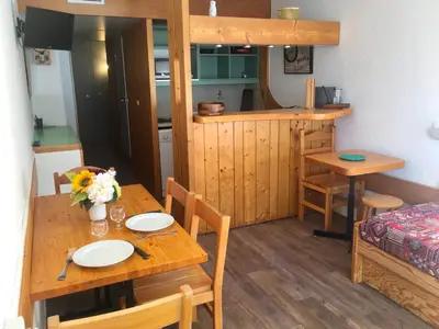 Cuisine ou kitchenette dans l'établissement Studio au ski avec balcon et WiFi gratuit - FR-1-346-481