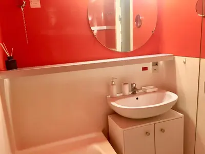 Salle de bains dans l'établissement Studio au ski avec balcon et WiFi gratuit - FR-1-346-481