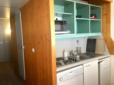 Cuisine ou kitchenette dans l'établissement Studio au ski avec balcon et WiFi gratuit - FR-1-346-481