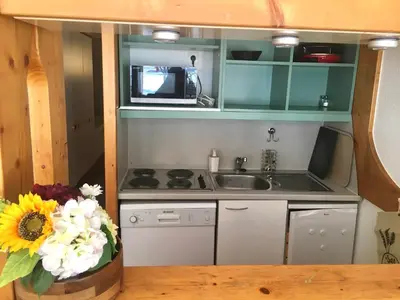 Cuisine ou kitchenette dans l'établissement Studio au ski avec balcon et WiFi gratuit - FR-1-346-481