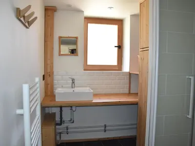 Salle de bains dans l'établissement Rez-de-jardin ensoleillé, 3 pièces, proche centre et pistes, animaux acceptés - FR-1-464-206