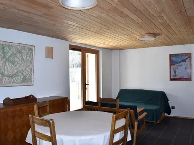 Coin salon dans l'établissement Rez-de-jardin ensoleillé, 3 pièces, proche centre et pistes, animaux acceptés - FR-1-464-206